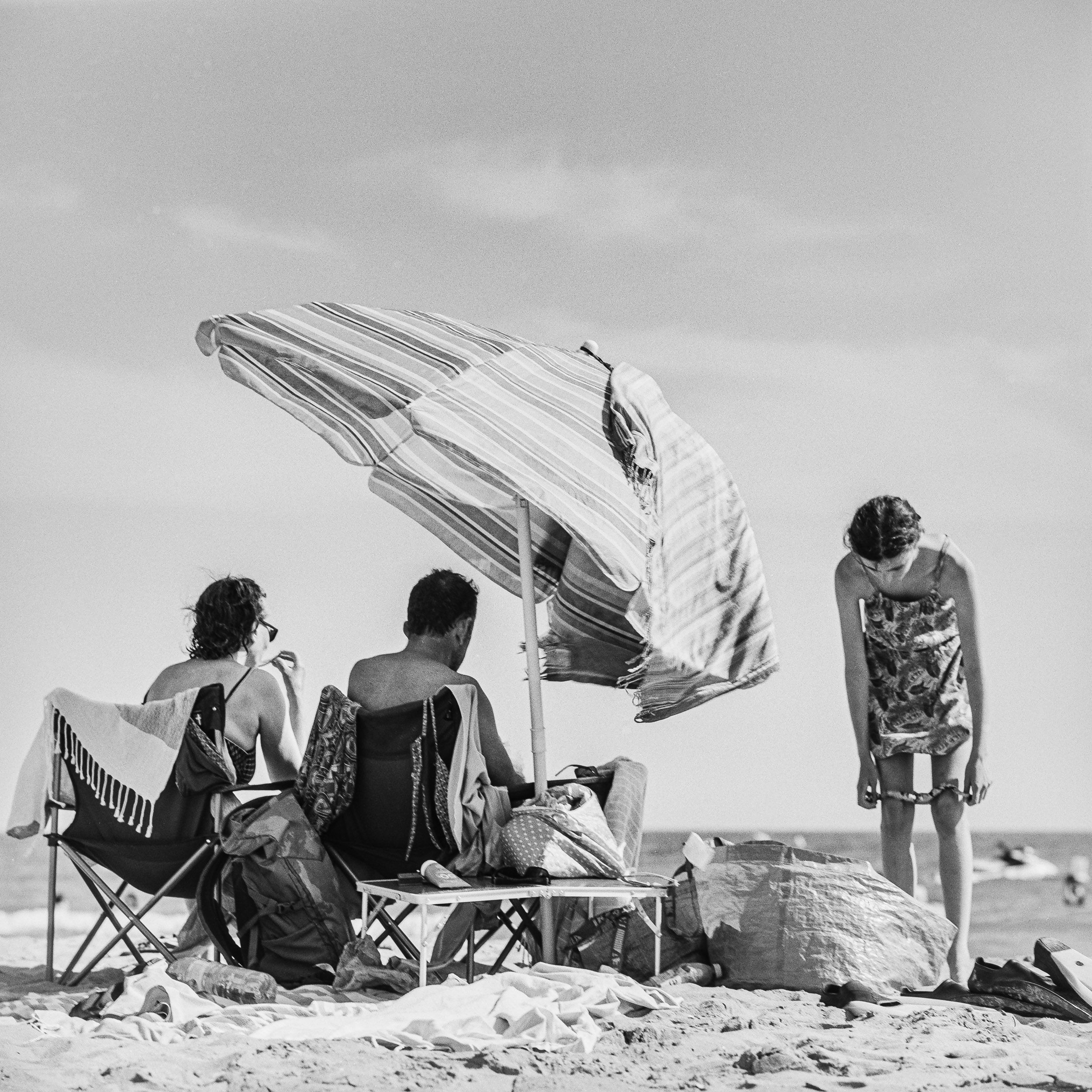 family at the beach, shot on Kentmere 100 by Emmanuel Pineau