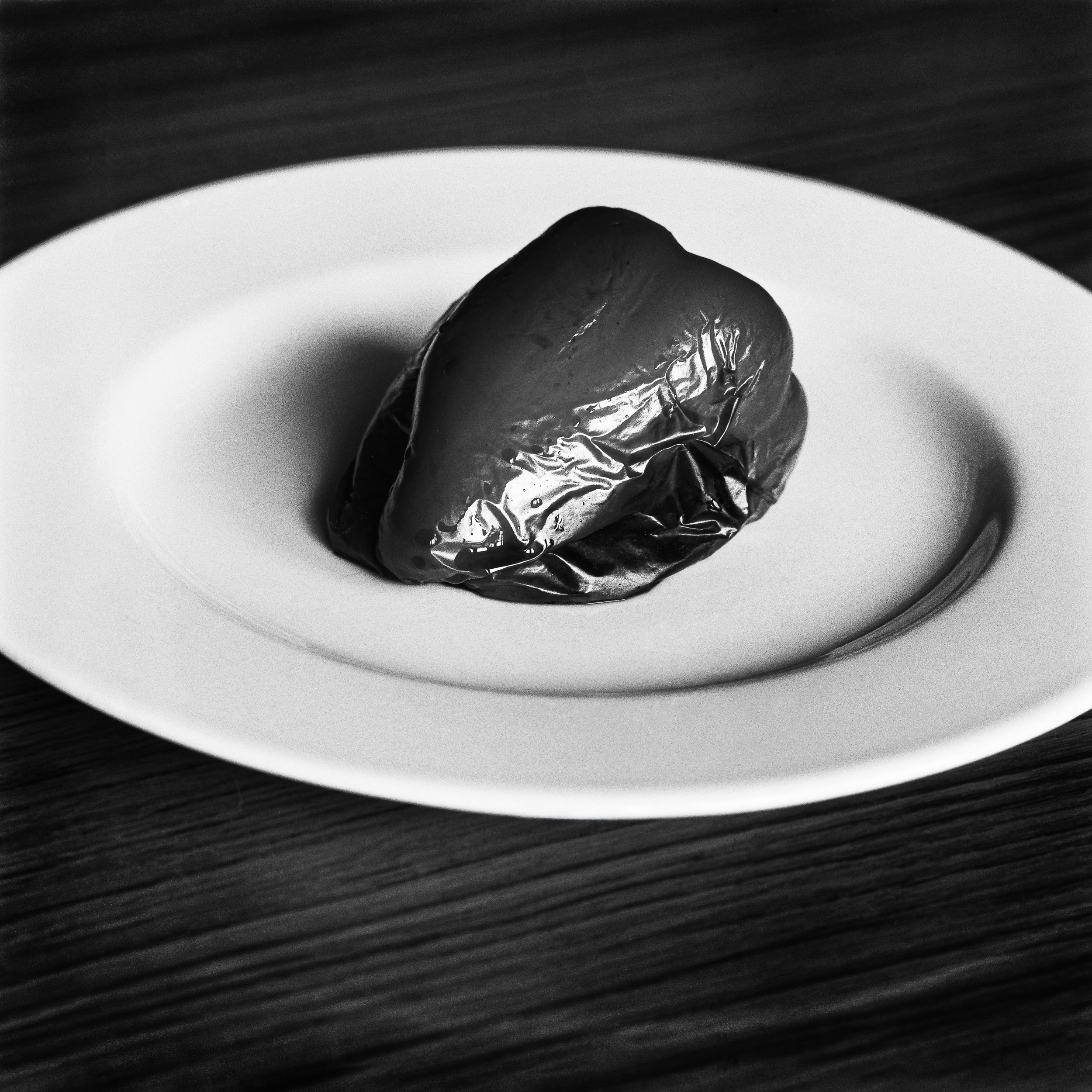 grilled peperoni on a plate, shot on Kentmere 100 by Emmanuel Pineau