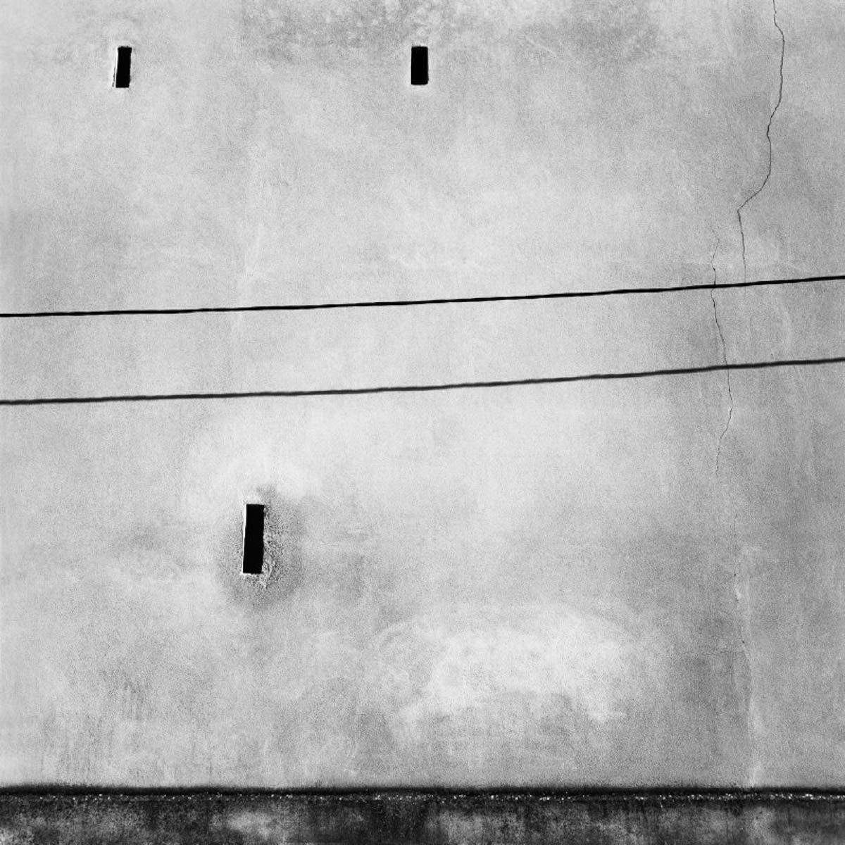 Abstract composition with a house facade in the south of France, from the series Les limites du territoire by Emmanuel Pineau