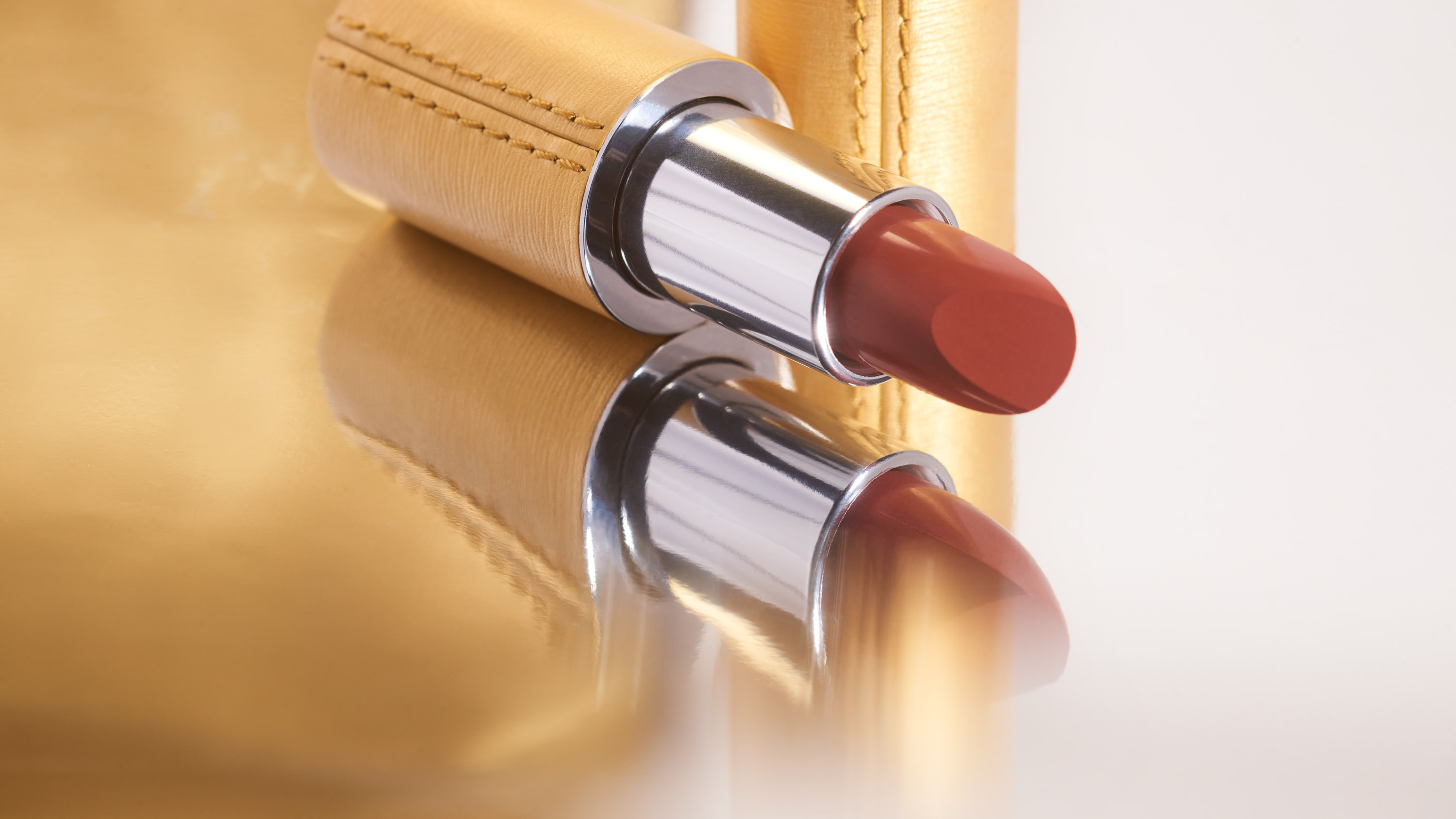 La Bouche Rouge - Antic Gold, still life photography by Emmanuel Pineau