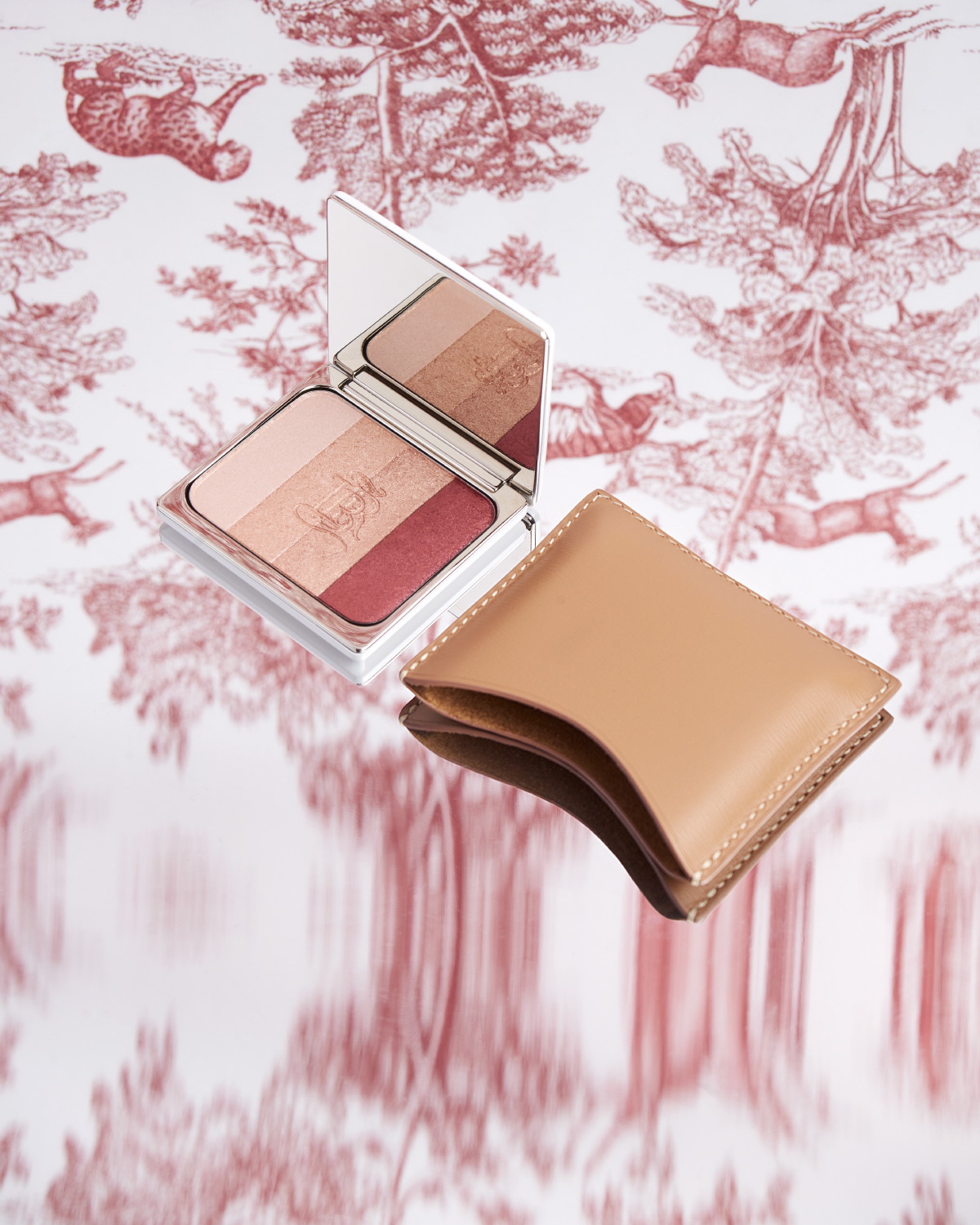 La Bouche Rouge Paris, luxury camel leather case for sustainable cosmetics, photography by Emmanuel Pineau