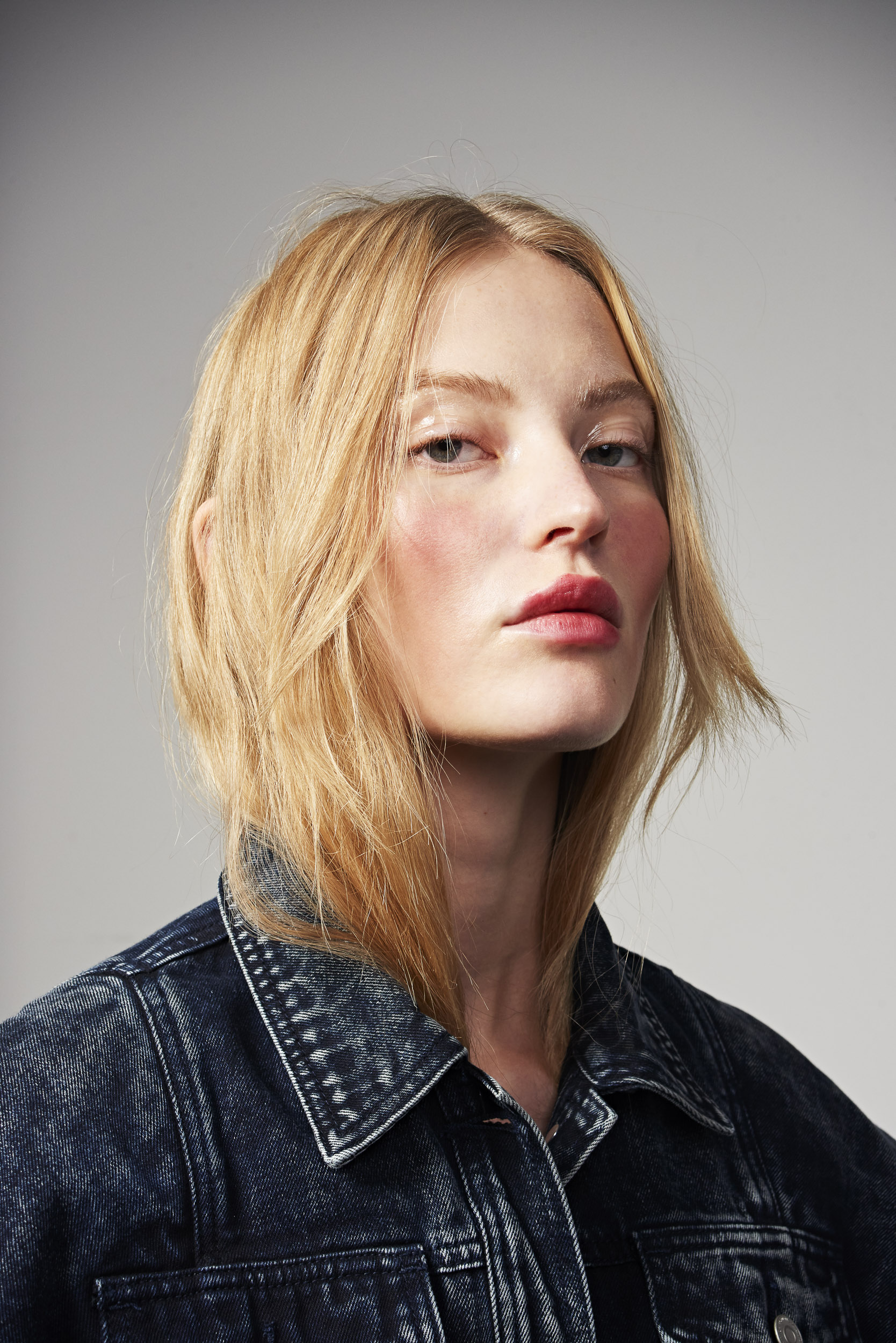 Blond model wearing a blue jacket, photography by Sophie Delaporte