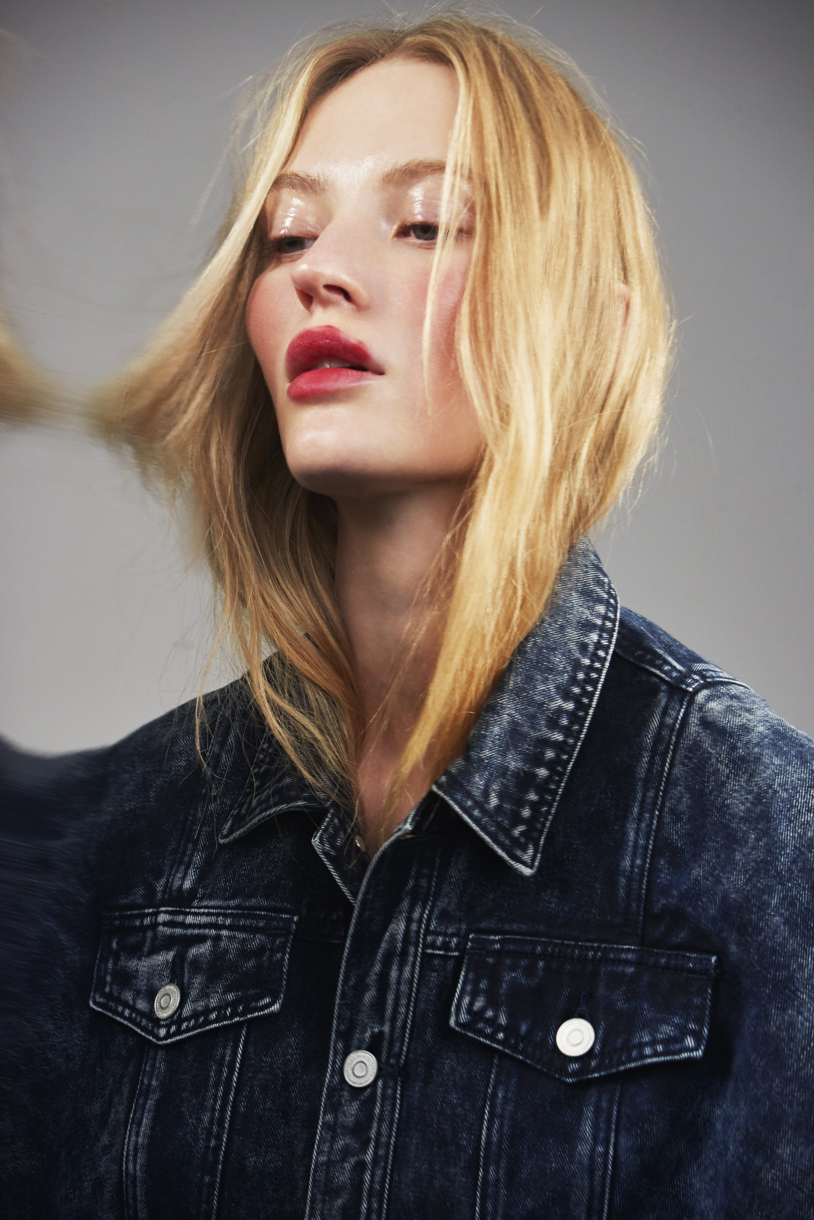 Blond model wearing a blue jacket, photography by Sophie Delaporte