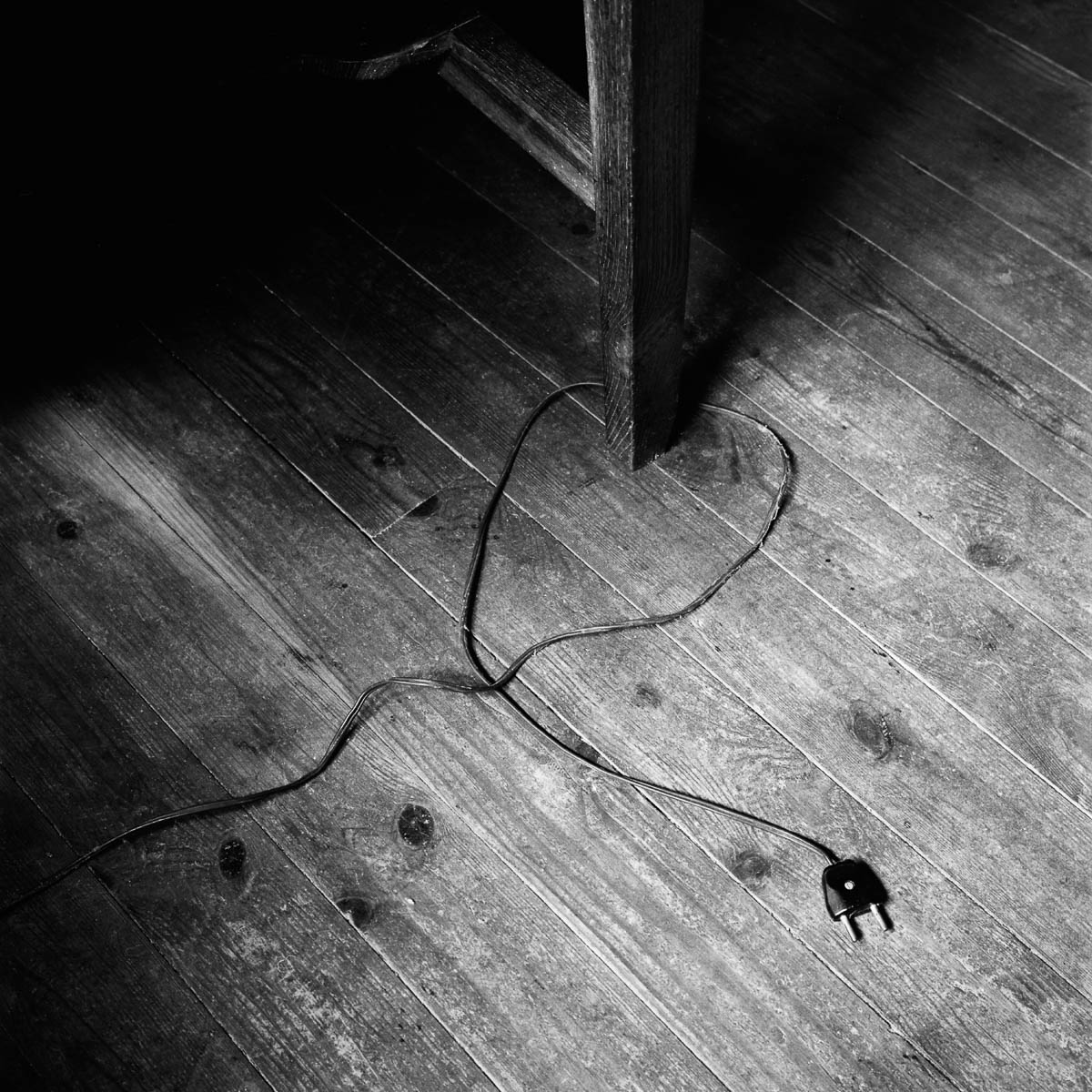 A vintage electrical cord in a bedroom, from the series One piece of my mind by Emmanuel Pineau