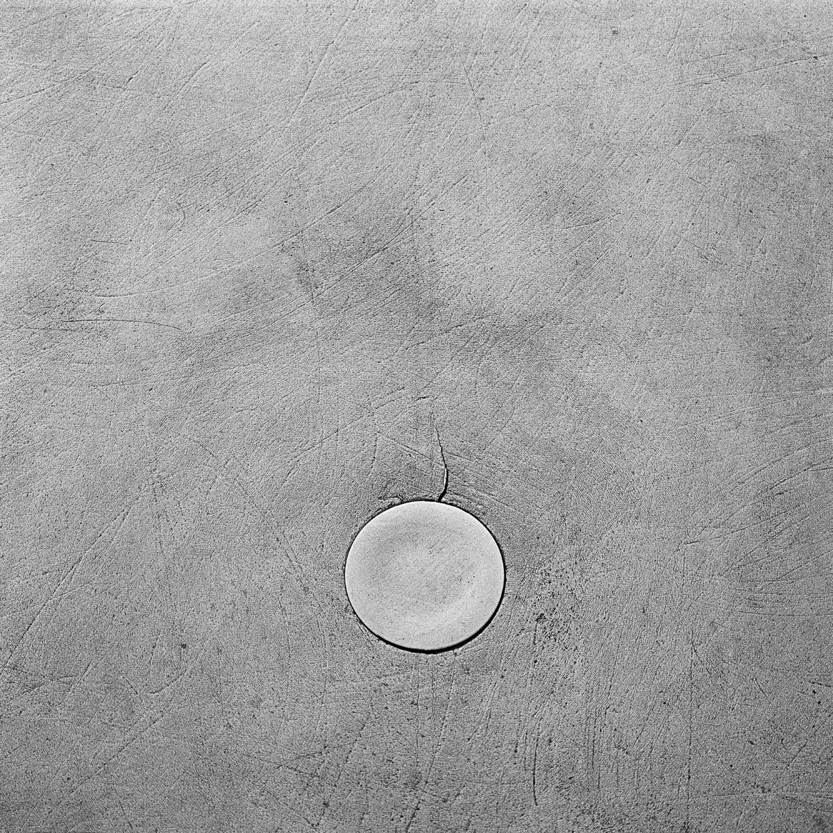 Extreme close-up abstract shot of the surface of a worn garden table, from the series One piece of my mind by Emmanuel Pineau